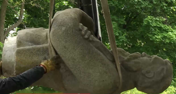 Az angliai Manchesterbe kerül egy elbontott Engels-szobor Ukrajnából