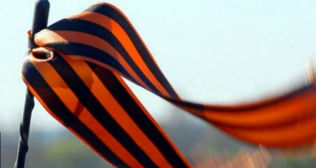 Betiltotta a kijevi parlament az orosz cári György-szalagot