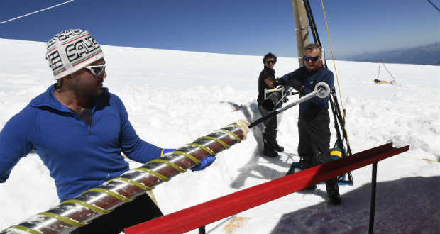 Bolíviai gleccsermintákat mentenek kutatók