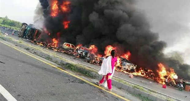 Felrobbant egy tartálykocsi Pakisztánban, több mint százan égtek halálra