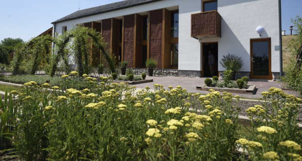 Gyógynövényház és -kert nyílt Ópusztaszeren