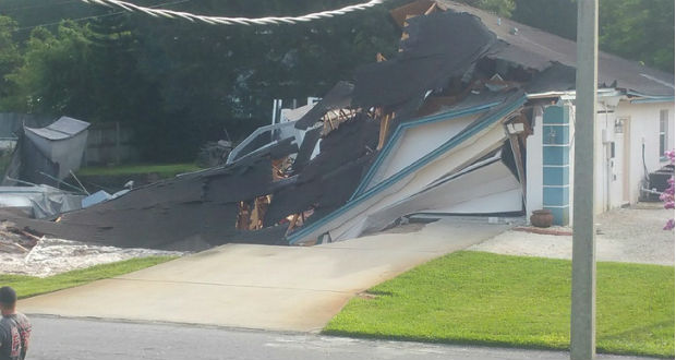 Elnyelte a házakat a föld Floridában