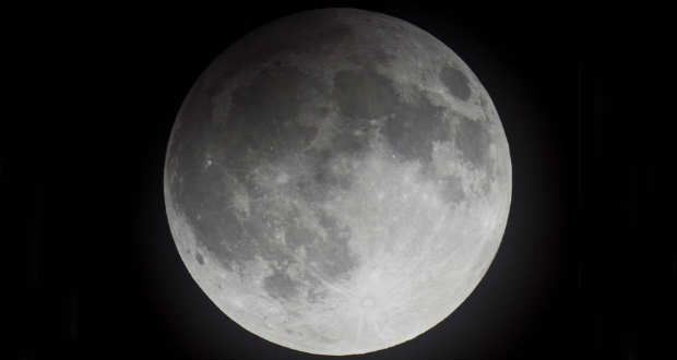 A véltnél jóval több víz lehet a Holdon