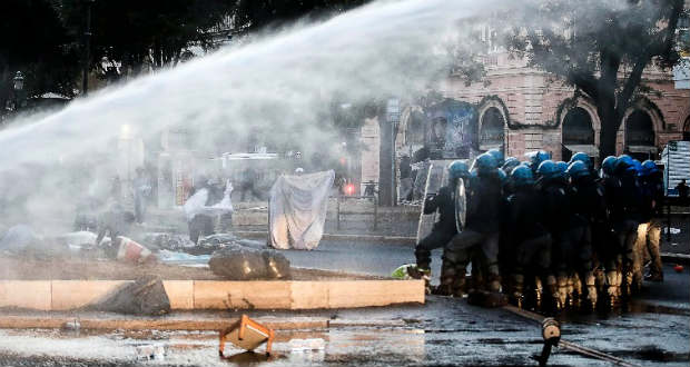 Migránsok és rohamrendőrök csaptak össze Rómában