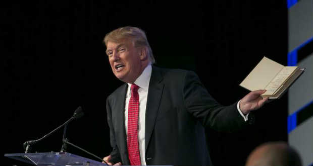 A Fehér Házban hetente bibliaórákat tartanak Trump részvételével