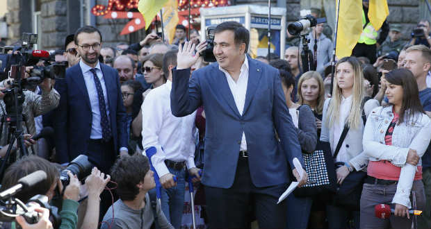 Szaakasvili Kijevben: egy egész raktárnyi pénzt őriznek az elnöki hivatalban a képviselők megvesztegetésére