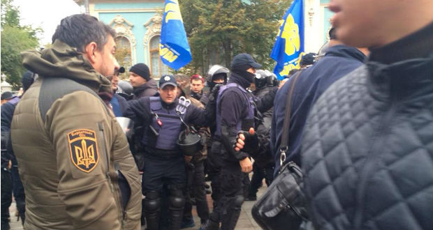 A parlament előtt összecsaptak a nacionalisták és a rendőrök