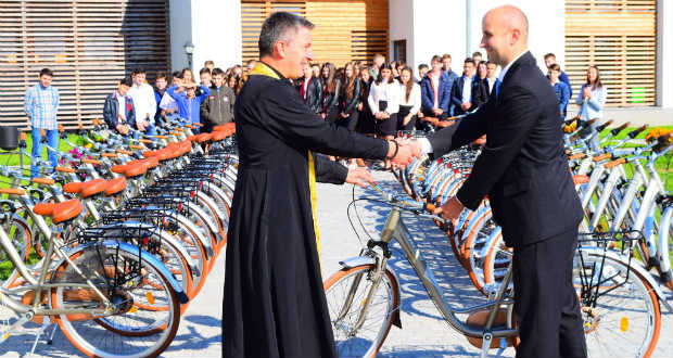 Kerékpárokat kaptak a karácsfalvai líceisták