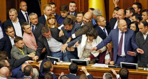 A parlament megszavazta a Donyec-medence visszaintegrálásáról szóló javaslatot, a képviselők dulakodtak