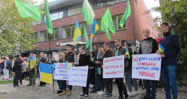 Ukrán nacionalisták tüntettek Magyarország kárpátaljai konzulátusainál