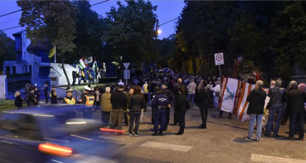 Kárpátalja autonómiájáért és a nyelvhasználatot érintő jogszabály ellen tüntettek Budapesten