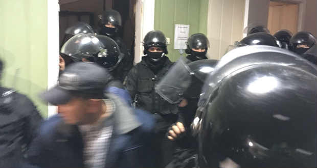 Ukrán nacionalisták szétvertek egy bírósági tárgyalótermet Kijevben