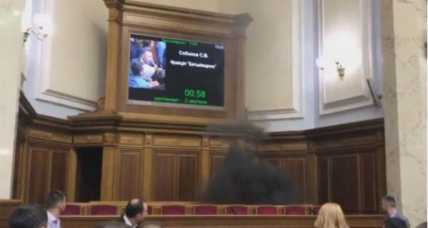 Füstgránátot hajítottak a parlament üléstermébe