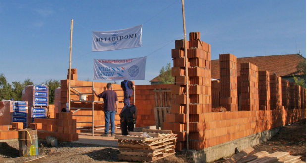 Tizenkét holland önkéntes építi az új szalókai iskola falait