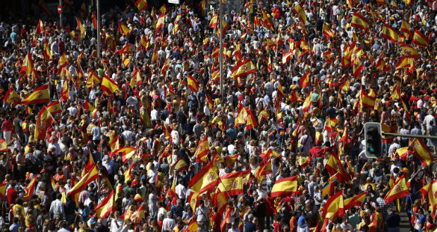 Megtöltötték Barcelona utcáit a spanyol egységért tüntetők