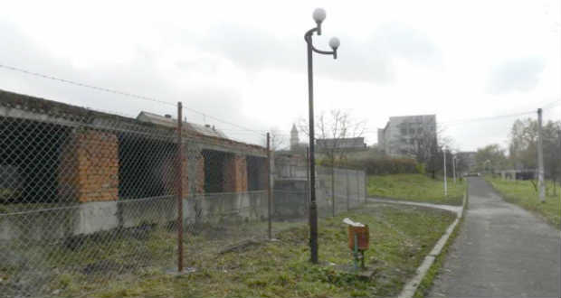 Körbekerítették a Vérke-parton lévő veszélyes épületet