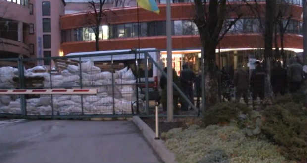 Aktivisták blokád alá vonták a NewsOne országos sugárzású televízió székházát