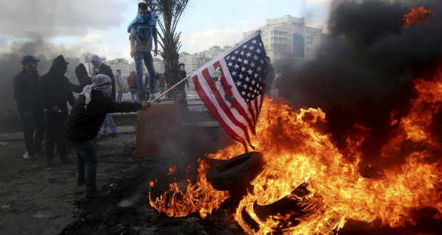 A Közel-Keleten tömegek tüntettek Trump döntése ellen