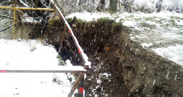 Hatvannégy háztartást vágott el a külvilágtól egy leomló híd Kárpátalján