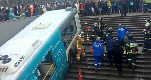 Gyalogos aluljáróba hajtott egy busz Moszkvában