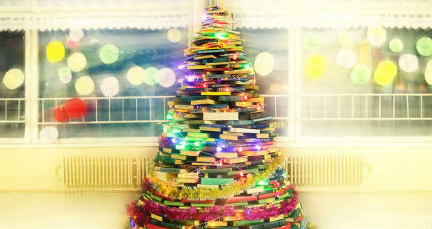 Nem mindennapi karácsonyfa az UNE filológiai karán