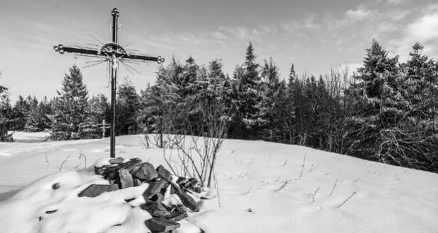 Finta Éva: Bádogkereszt