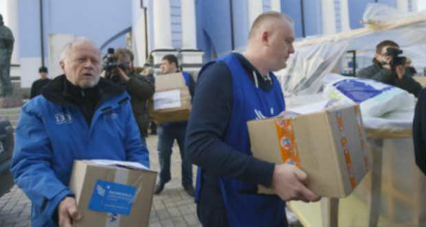 Kárpátaljai családoknak adott át karácsonyi ajándékot az Ökumenikus Segélyszervezet