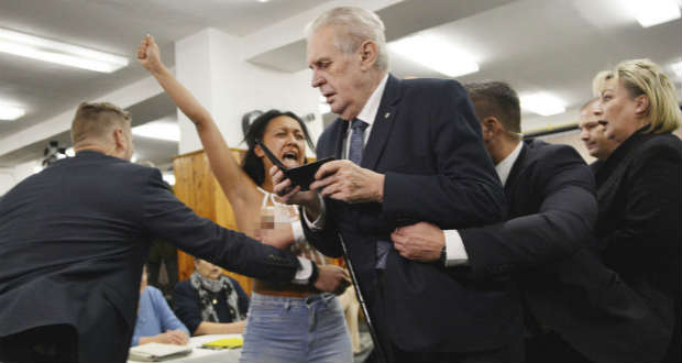 A cseh államfőre támadt egy ukrán női aktivista