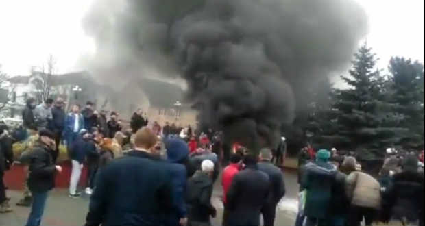 Ügyintézés „po nasomu” – gumiabroncsokat égetnek Técsőn