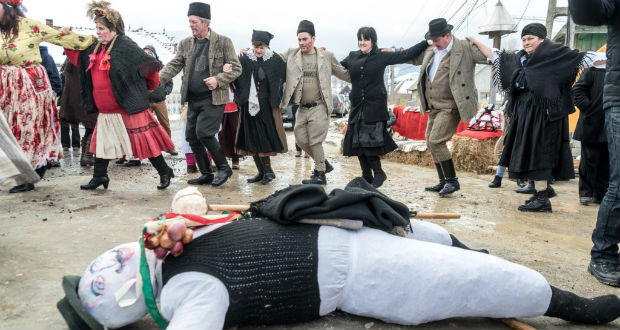 Székelyföldön búcsúztatták a farsangot a bukaresti nagykövetek
