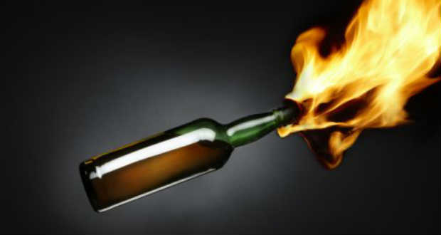 Gyújtópalackot dobtak a KMKSZ központi irodájára Ungváron