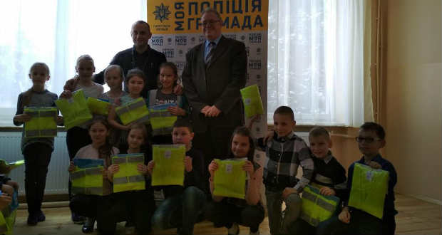 Láthatósági mellényeket adtak át az ungvári 6. számú iskola tanulóinak