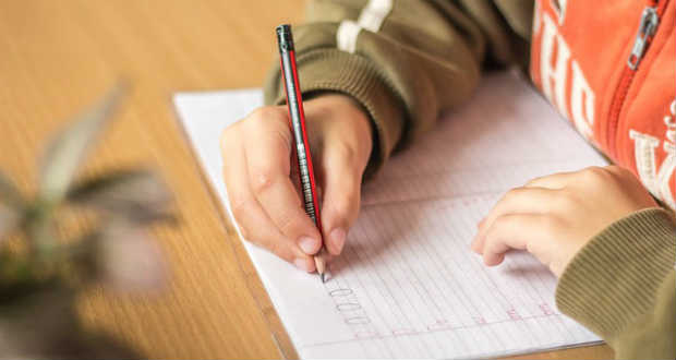 Igazuk van, hogy elfelejtünk írni?