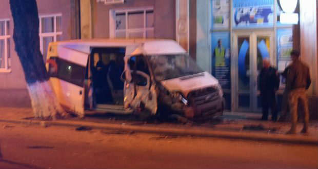 Fának csapódott egy kisbusz Beregszászban