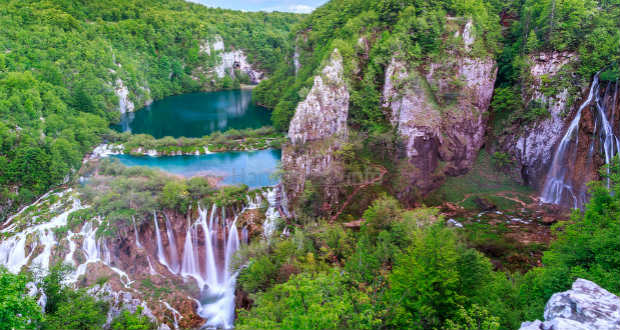 A túl sok turista veszélyezteti a Plitvicei-tavak természeti értékeit