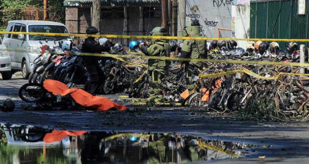 Öngyilkos merénylők robbantottak több keresztény templomnál Indonéziában