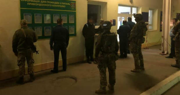 Kenőpénz átvételén érték az aknaszlatinai határátkelő vámparancsnokát