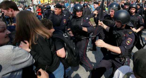 Kijev határozottan elítélte az oroszországi tüntetők tömeges őrizetbe vételét