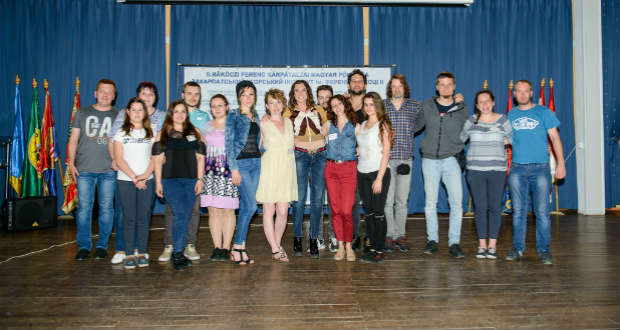 Kopogtató: itthonról beszélek avagy a kulisszák mögött