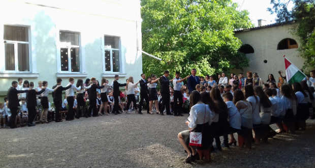 Szárnyat bontottak a Beregszászi 6. Számú Horváth Anna Általános Iskola végzős diákjai