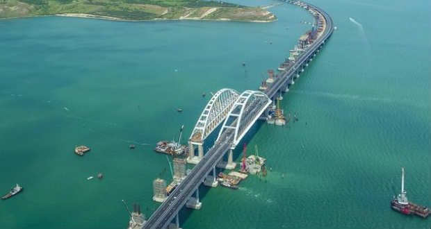 EU: a Krími híd vasútpályájának felavatása Ukrajna területi egységének újabb megsértését jelenti