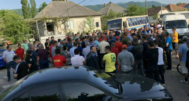 Újabb útlezárásokkal tiltakoznak az Ilosvai járásban