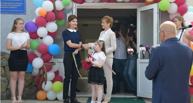 Herczegh Anita és Marina Porosenko közösen adták át a ráti rehabilitációs központot