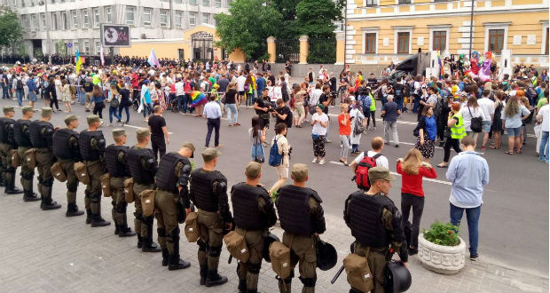 Melegfelvonulást tartottak Kijevben, közben több tucat szélsőséges ellentüntetőt vettek őrizetbe
