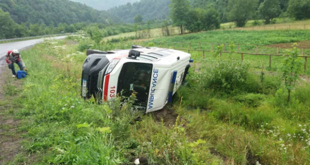 Árokba borult egy mentőautó Szolyván