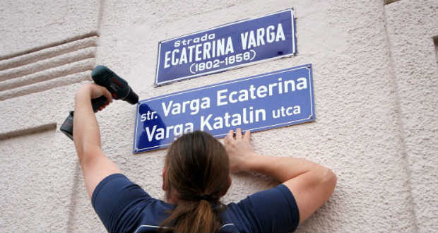 Első fokon érvénytelenítette a bíróság marosvásárhelyi utcanévtábla-rendeletet