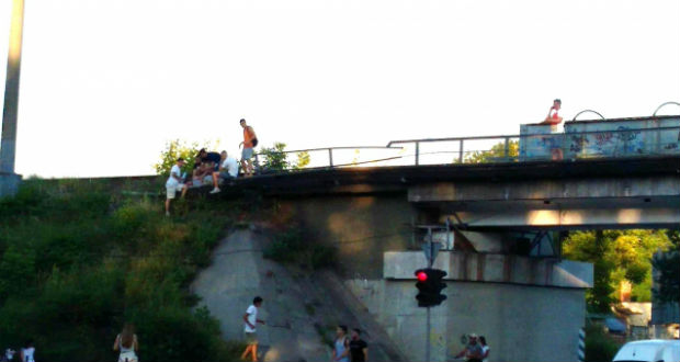 Járókelők mentettek meg egy öngyilkosjelöltet Ungváron