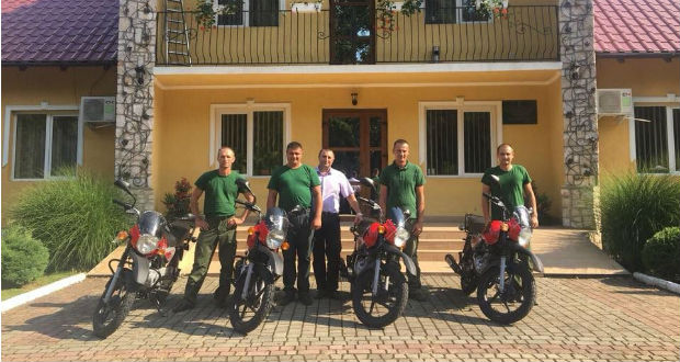 A beregszászi erdőgazdaság erdészei motorkerékpáron ellenőrzik az erdőket