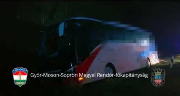 Árokba hajtott egy busz, tömegszerencsétlenség okozása miatt nyomoznak