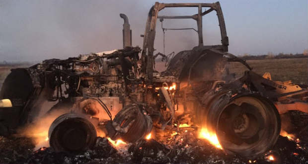 Kiégett egy traktor Beregszász közelében